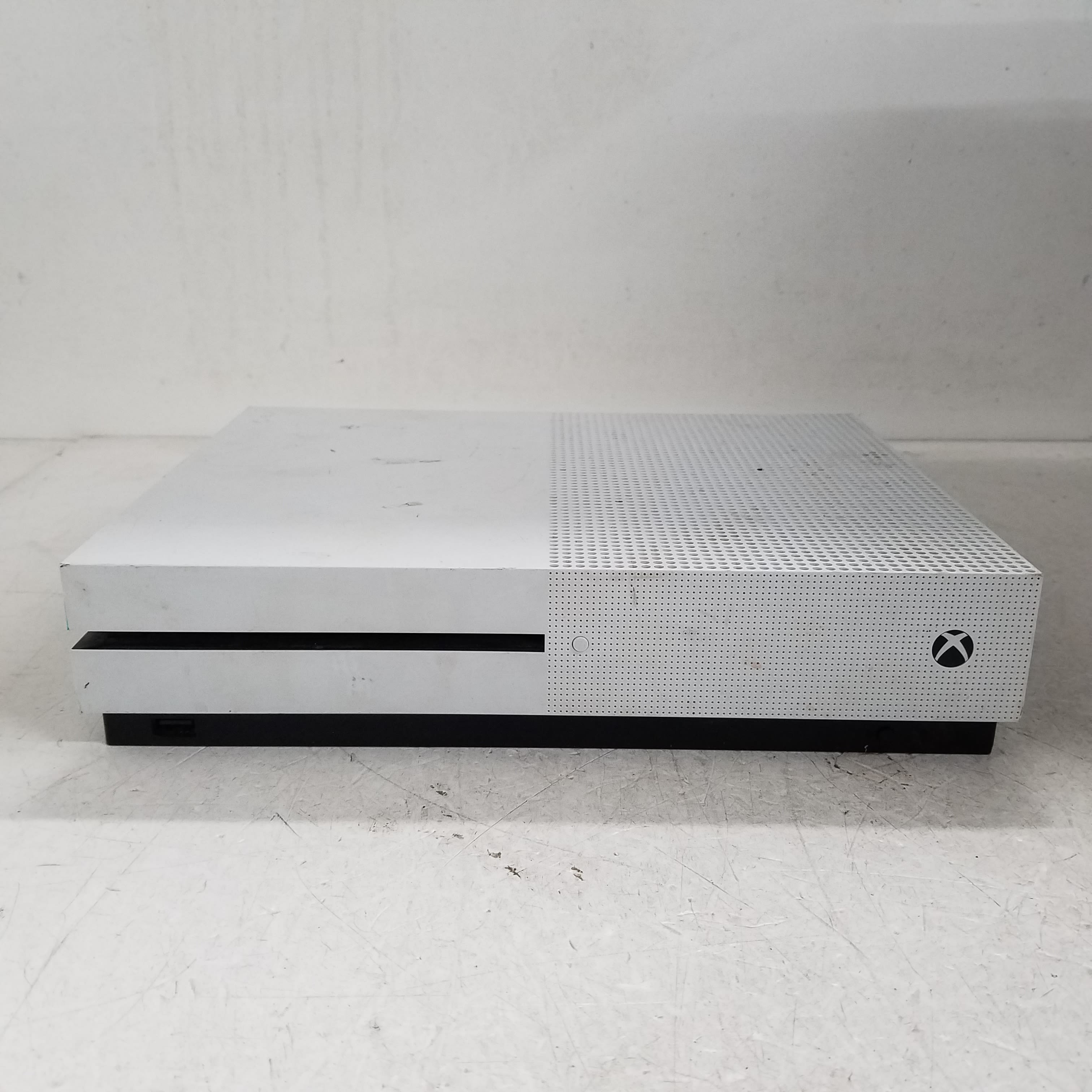 Brand New Microsoft - White Xbox One S 1TB Roblox Console Bundle for Sale  in Hayward, CA - OfferUp