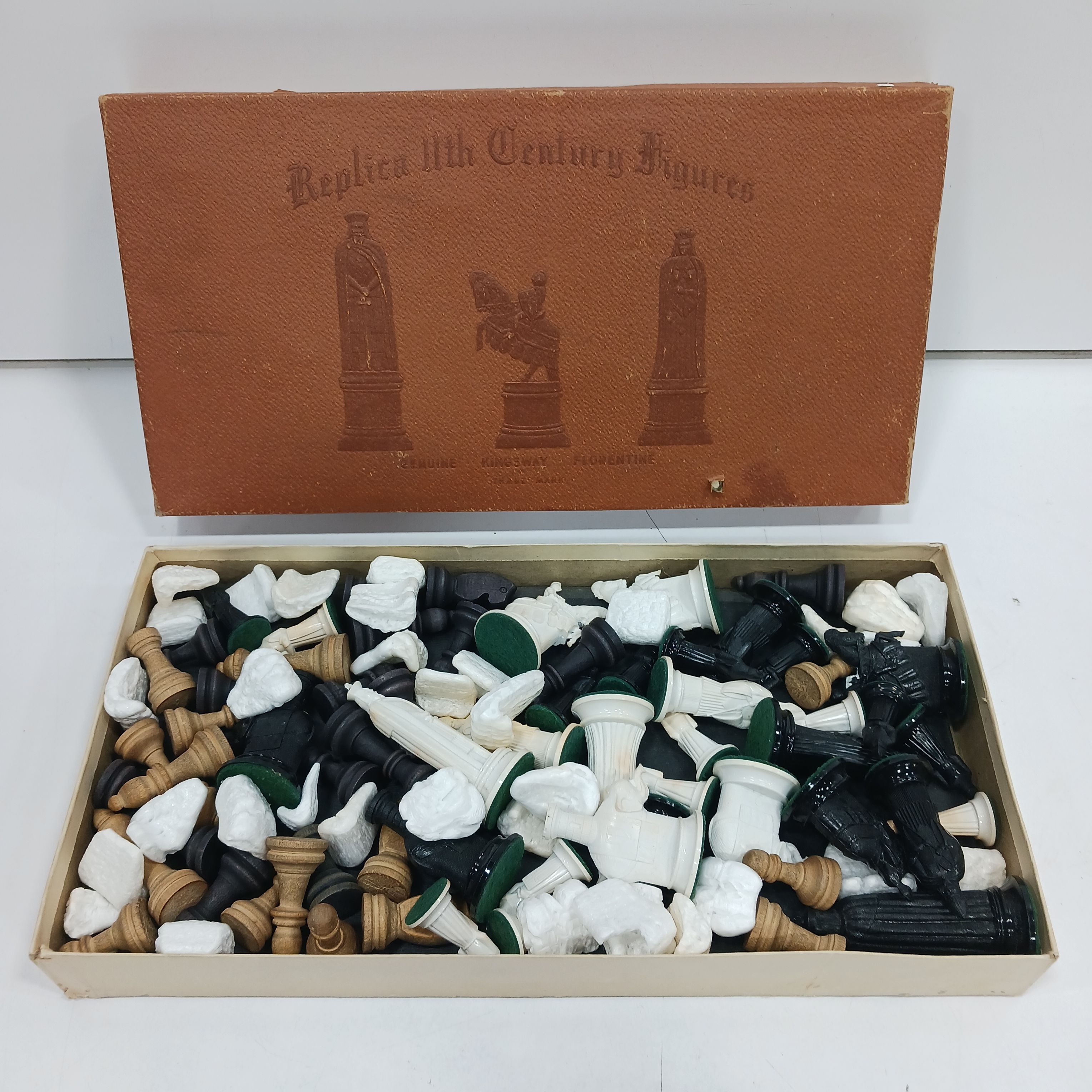 Vintage Newbridge Chess Set Made In Canada Weighted Felted Plastic w Box  3.75”
