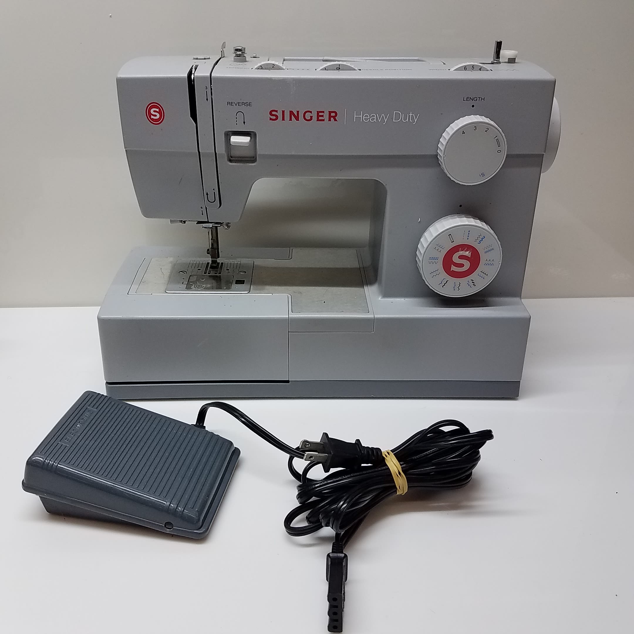 Unboxing SINGER 4423 HEAVY DUTY sewing machine