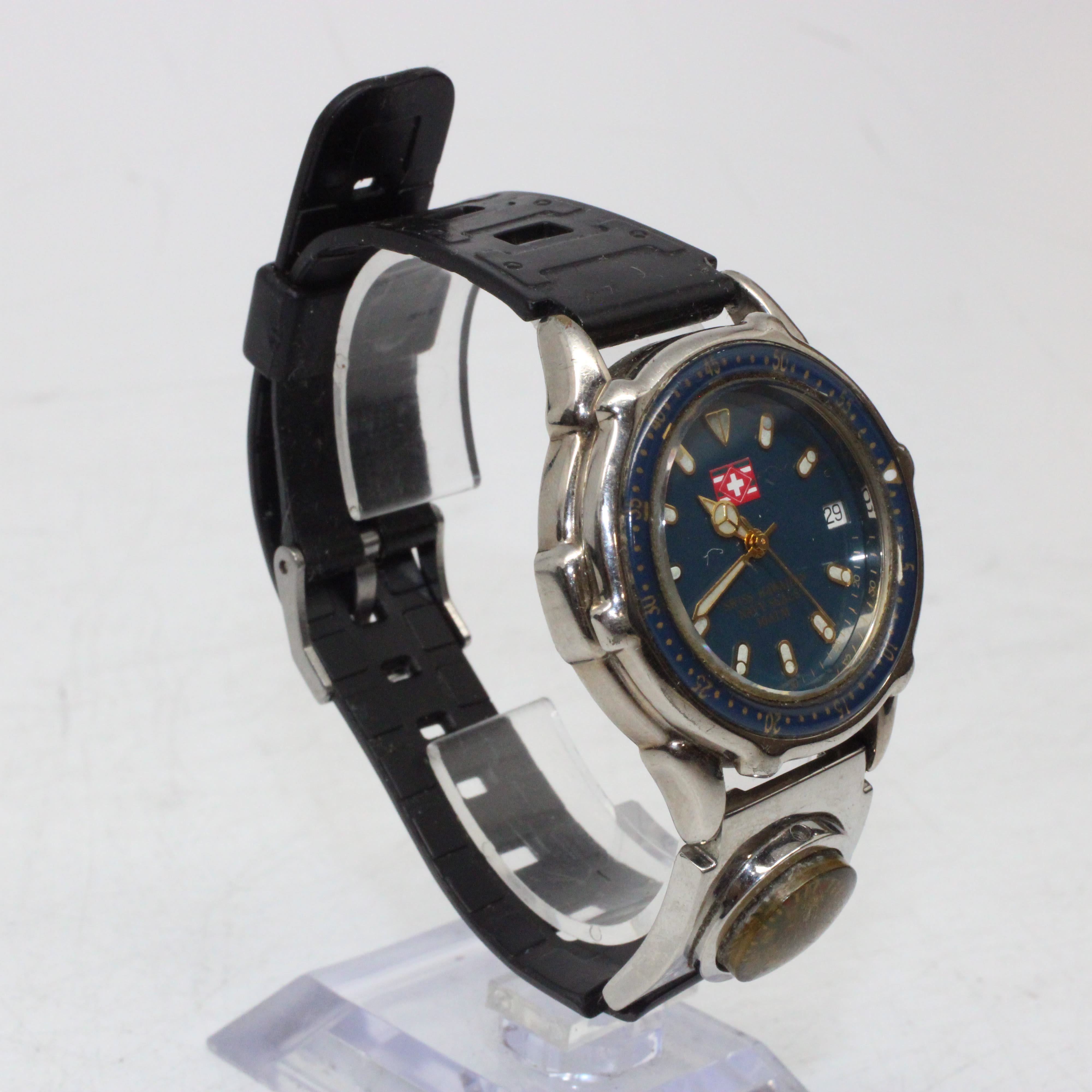 Swiss hawaiian navy seals watch new arrivals