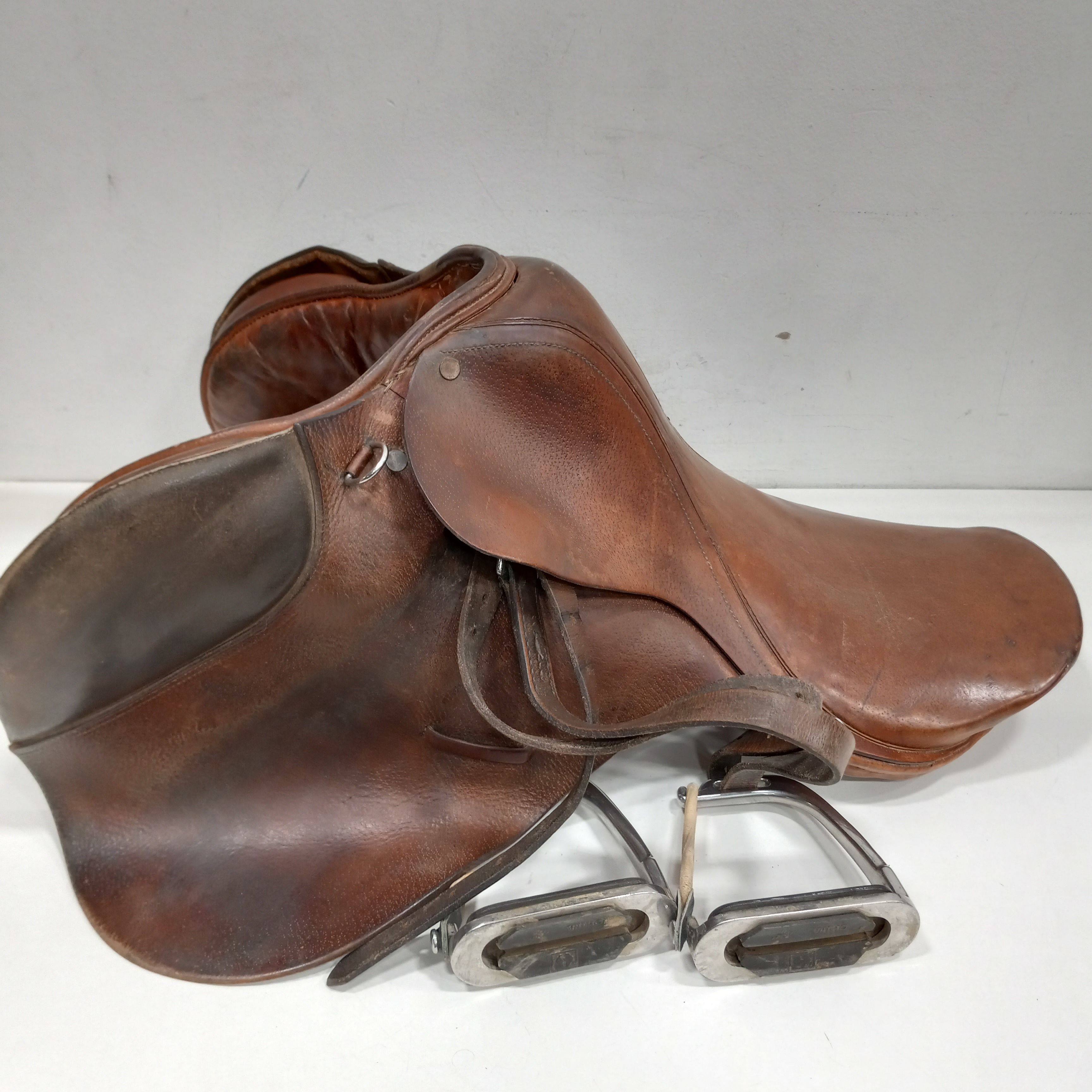 Buy the Rossi Caruso Chestnut English Leather Riding Saddle