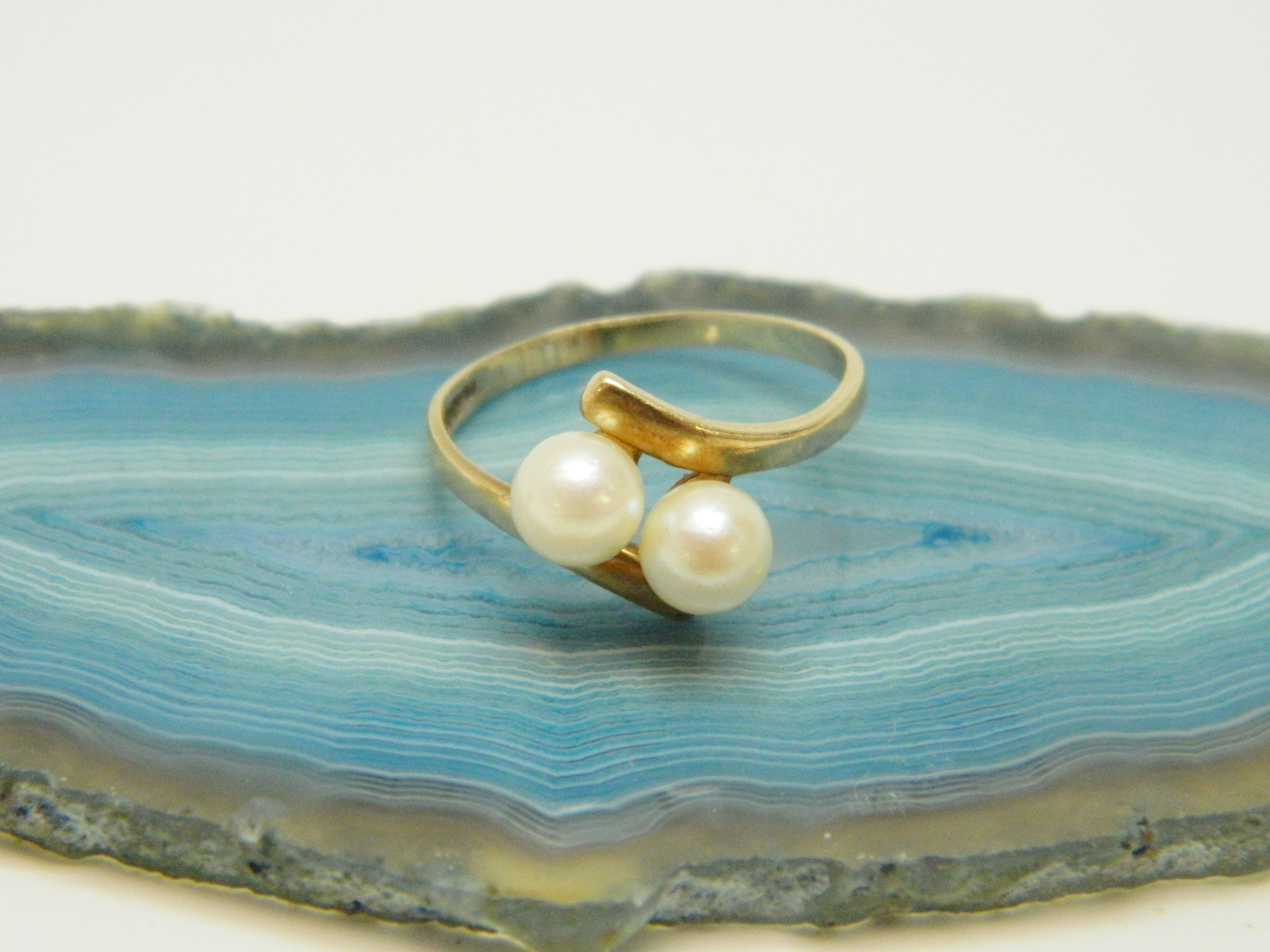 Buy the 10K Gold White Pearls Bypass Ring 1.6g | GoodwillFinds