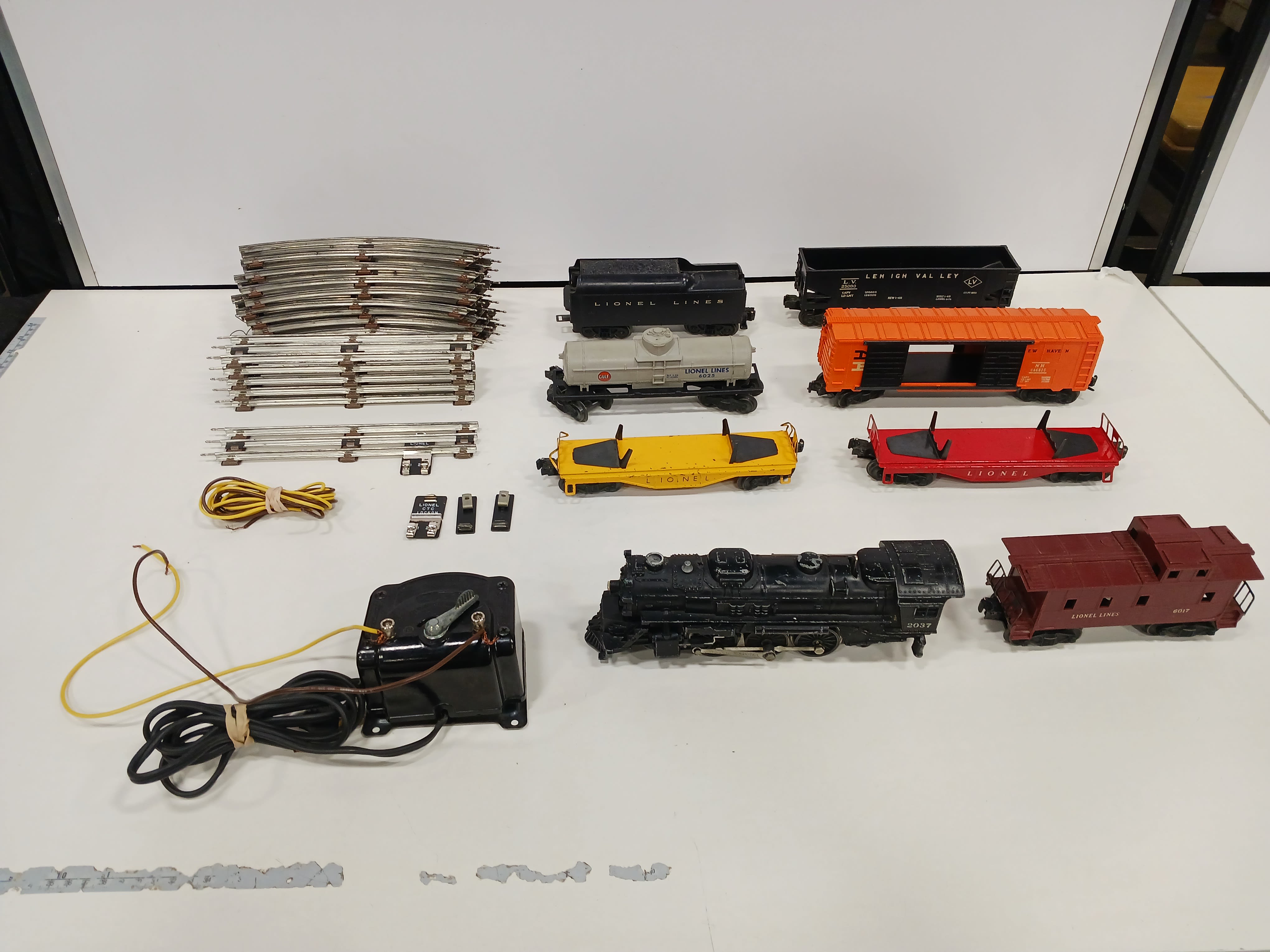 Buy the Lot of Lionel Trains, Tracks, & Switch | GoodwillFinds