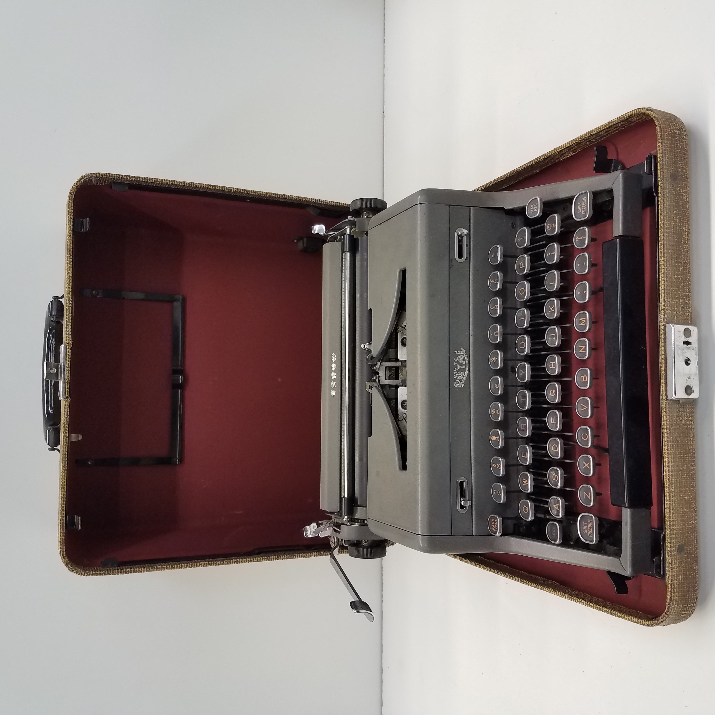 buy-the-royal-vintage-typewriter-goodwillfinds