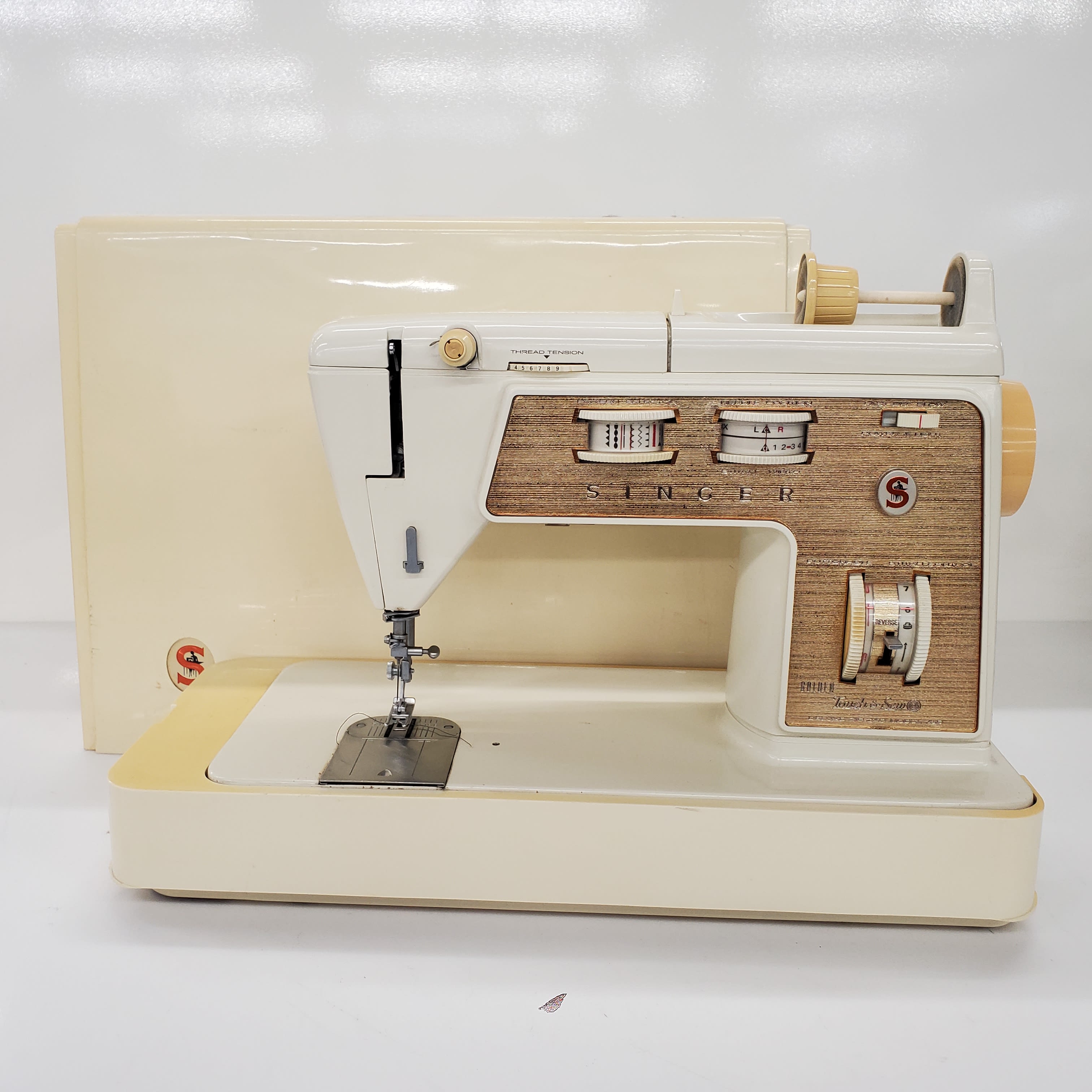 Singer Touch & Sew Deluxe Zig Zag Sewing Machine / Model 7…