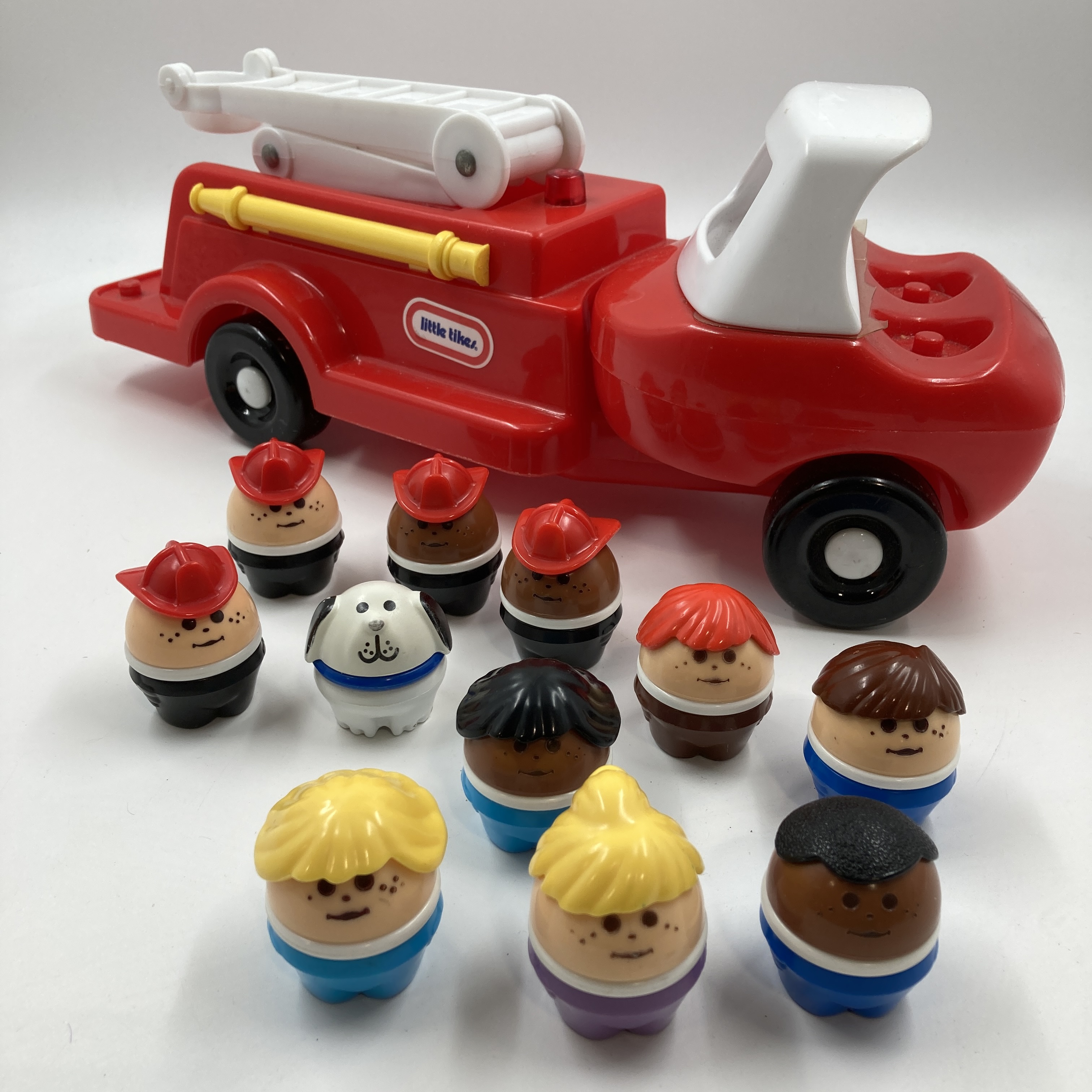 Buy The Little Tikes Fire Truck W People GoodwillFinds   IMG E1901.JPG