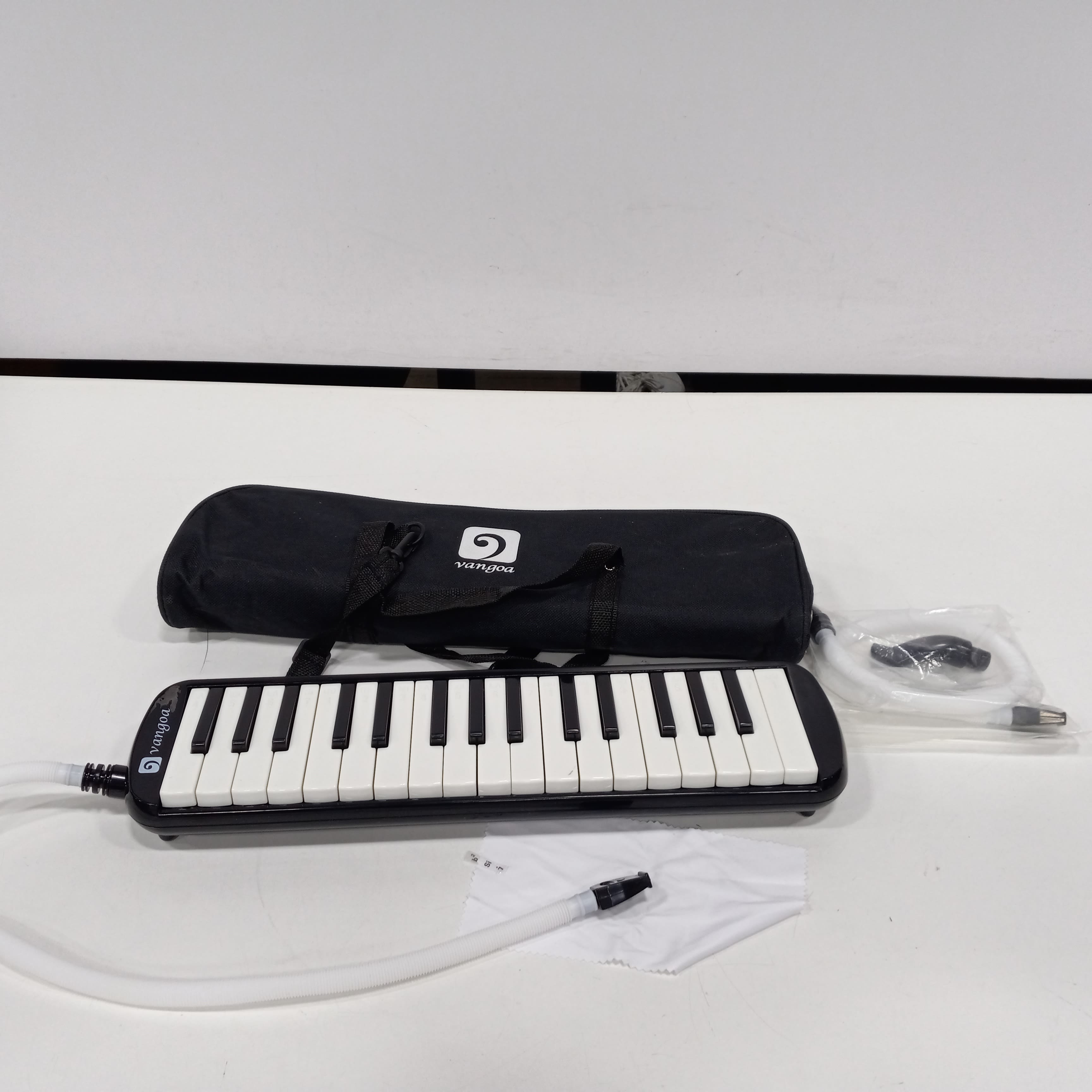 Vangoa 32 Key Melodica, Musical Instrument Air Piano Keyboard, Melodicas  with Carrying Bag, Double Mouthpieces, Wipe Cloth, Key Stickers, Long Tubes