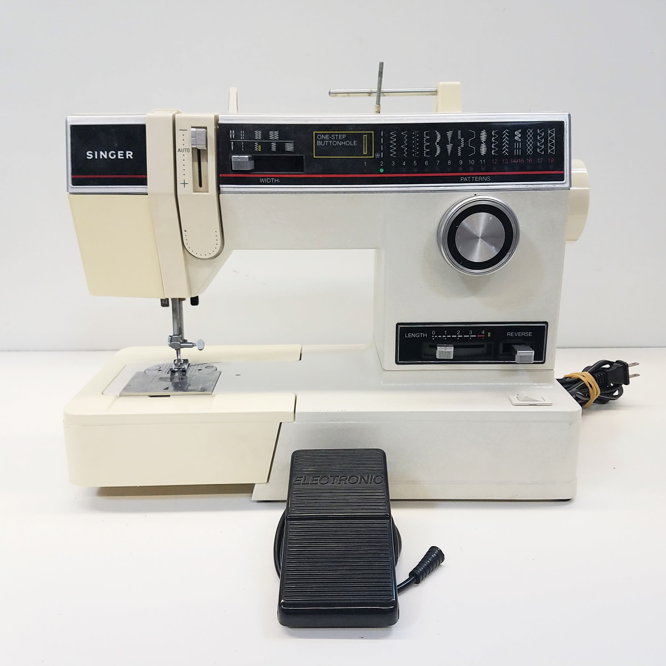 Buy the Singer 6235 Sewing Machine | GoodwillFinds