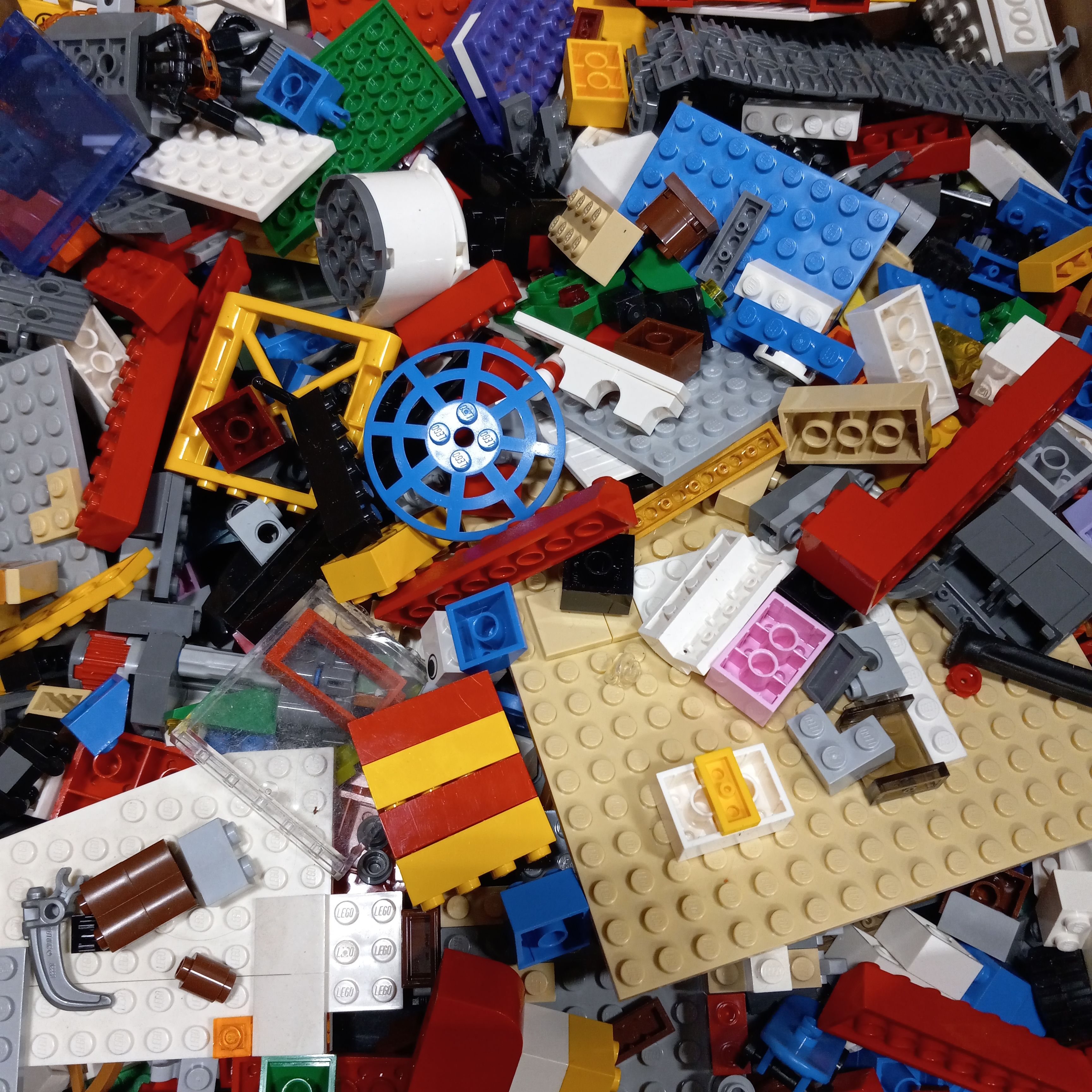 Buy the Bundle of 7.3lbs of Assorted Legos Building Blocks | GoodwillFinds