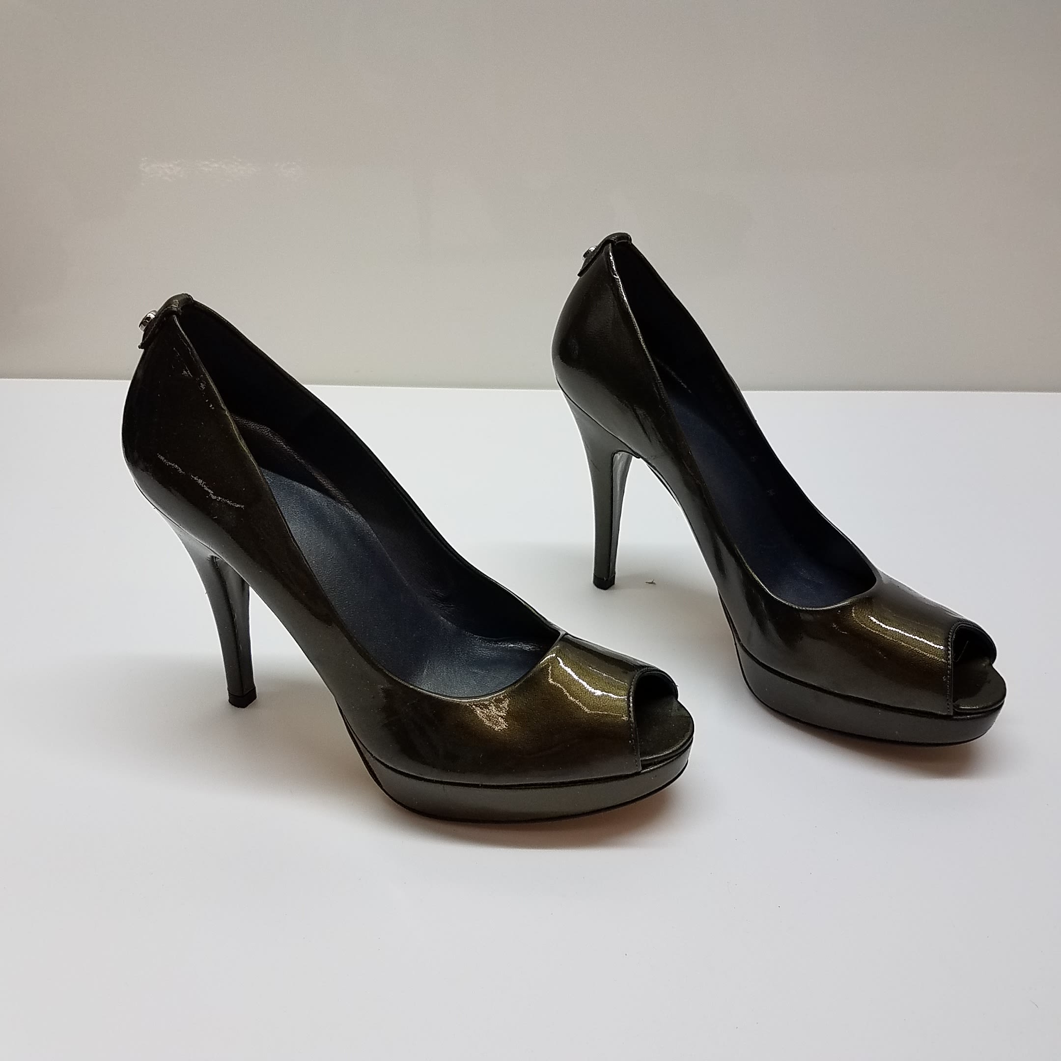 Stuart weitzman store peep toe pump