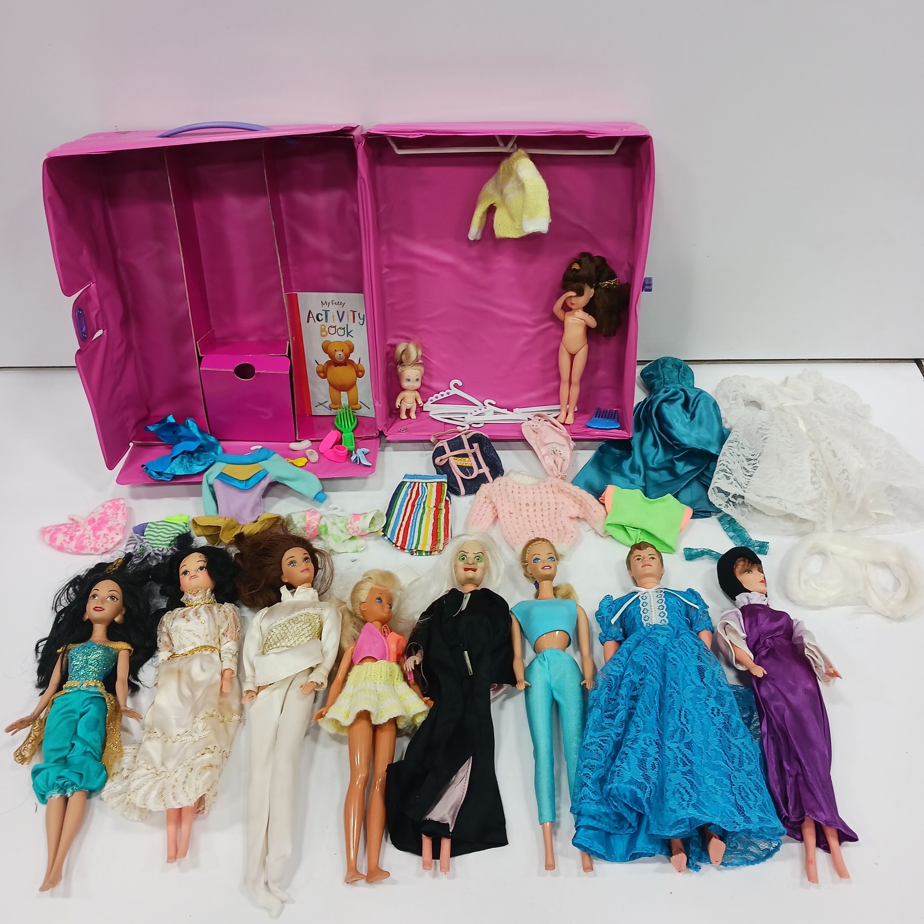 c. 1966 Barbie And Her Friends Travel Trunk  Barbie doll case, Barbie  dolls, Vintage barbie