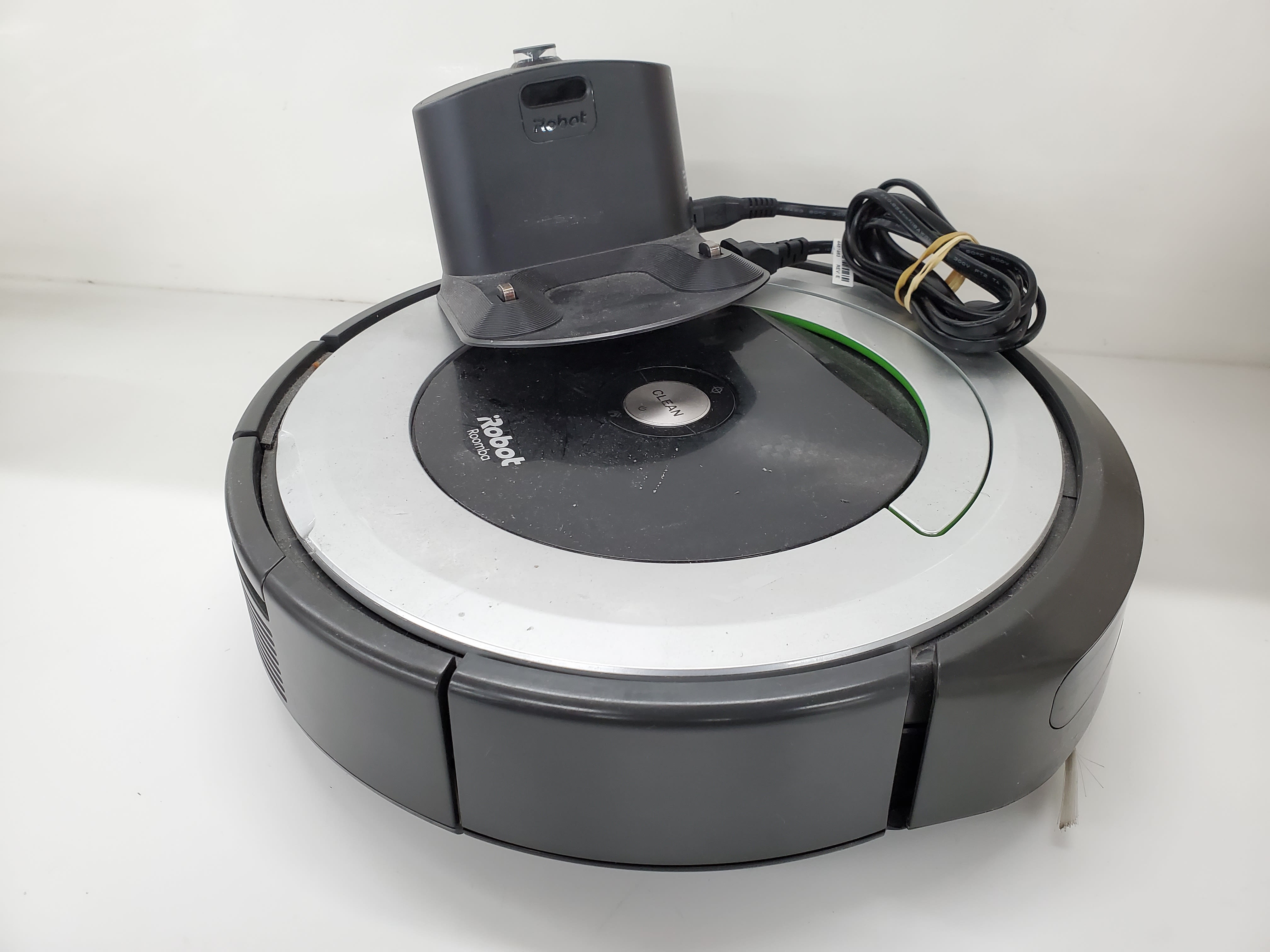 Robot vacuum cleaner IROBOT ROOMBA 697 VACUUM - PS Auction - We