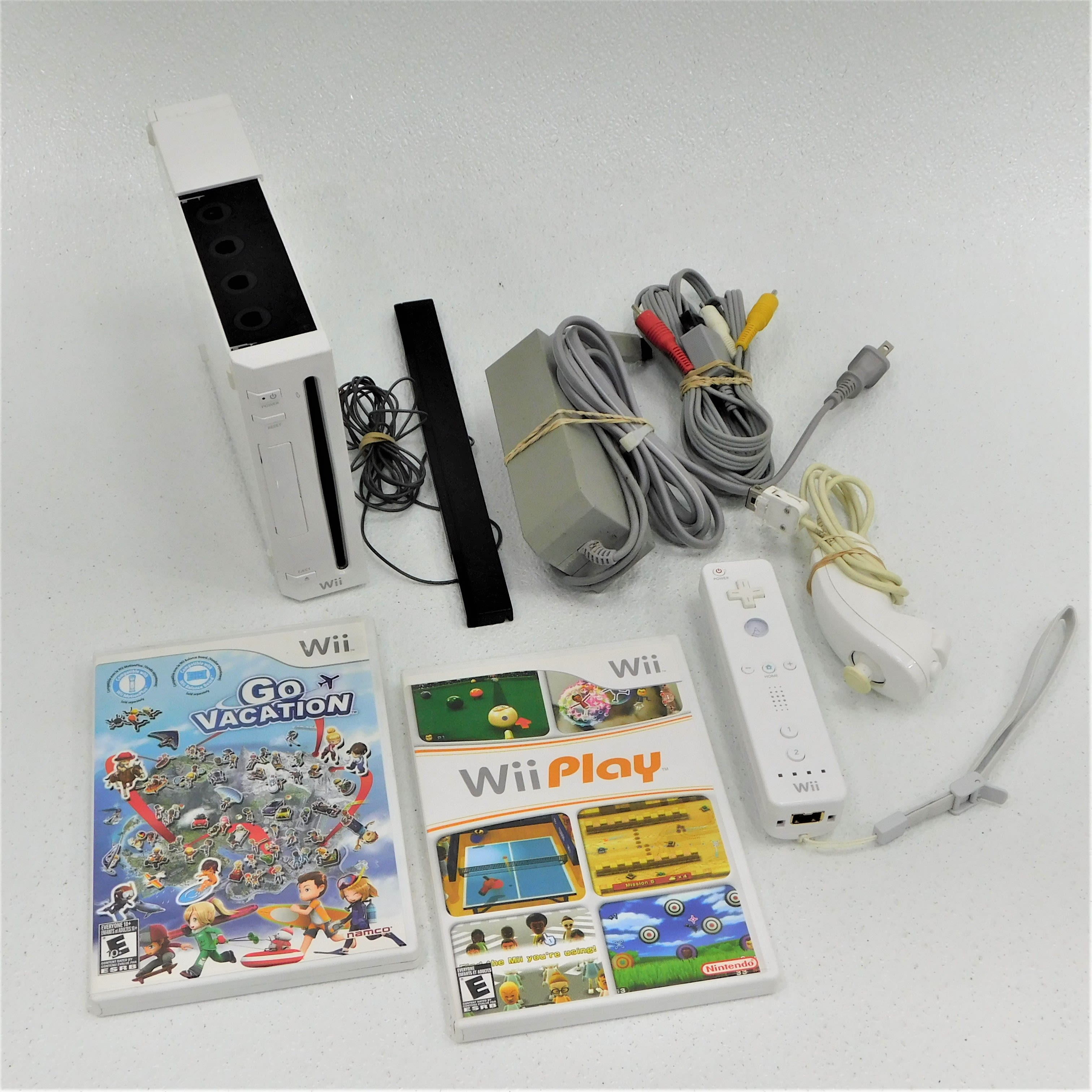 Buy the Nintendo Wii With 1 Controller and 2 Games | GoodwillFinds