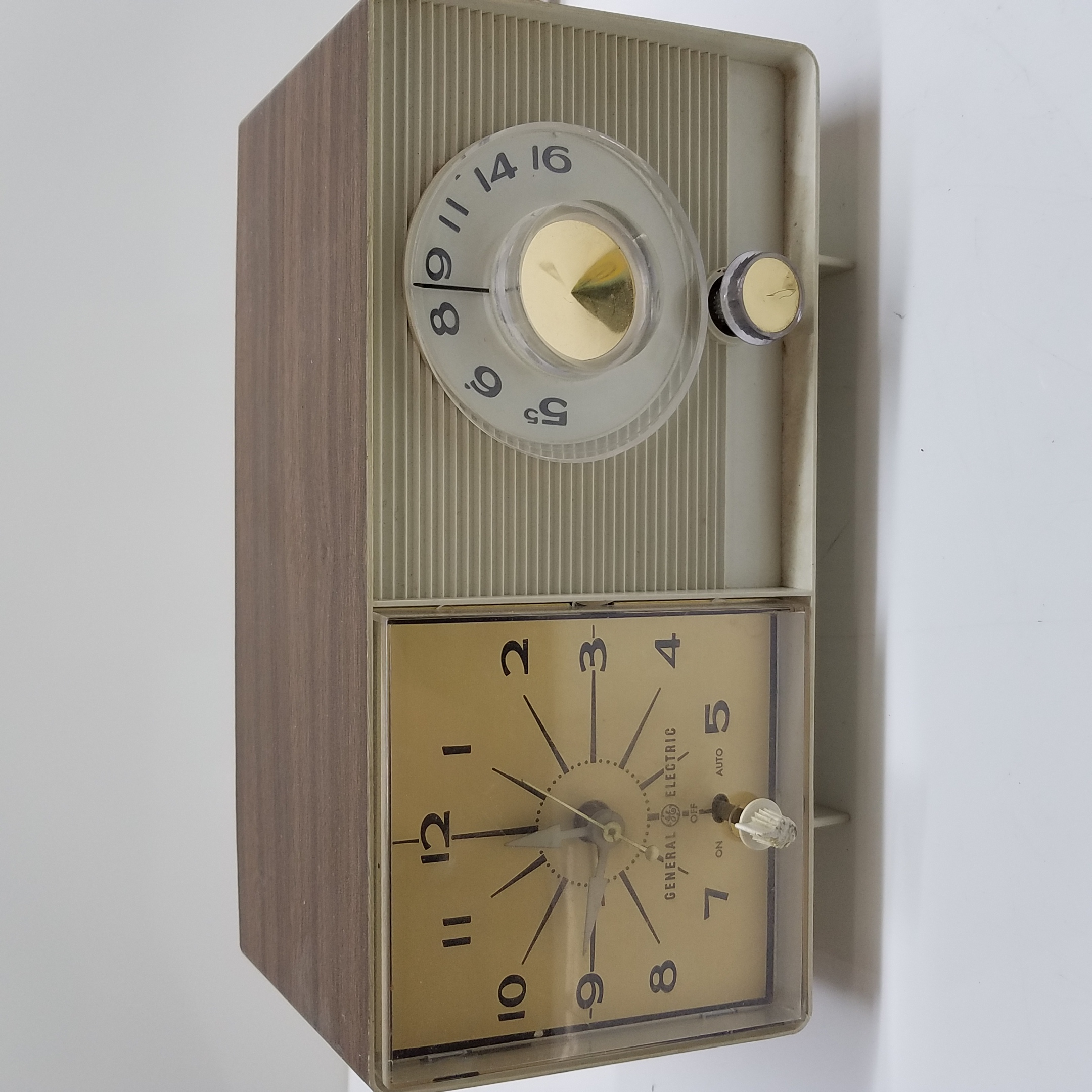 Buy the Vintage General Electric C404G Electric Clock Radio | GoodwillFinds