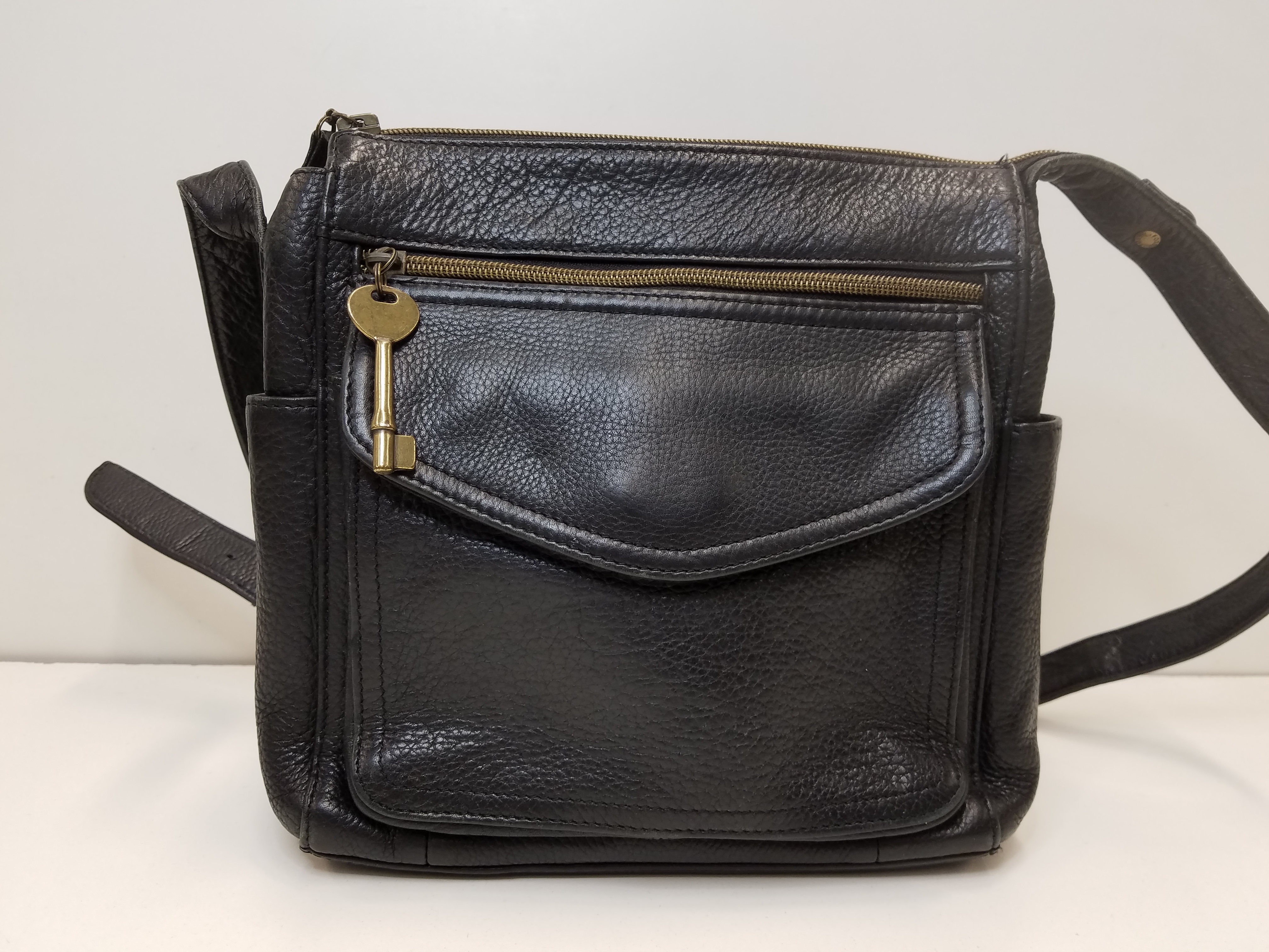 Buy the Vintage Fossil Black Pebble Leather Woman's Crossbody Handbag Purse  Color Black | GoodwillFinds