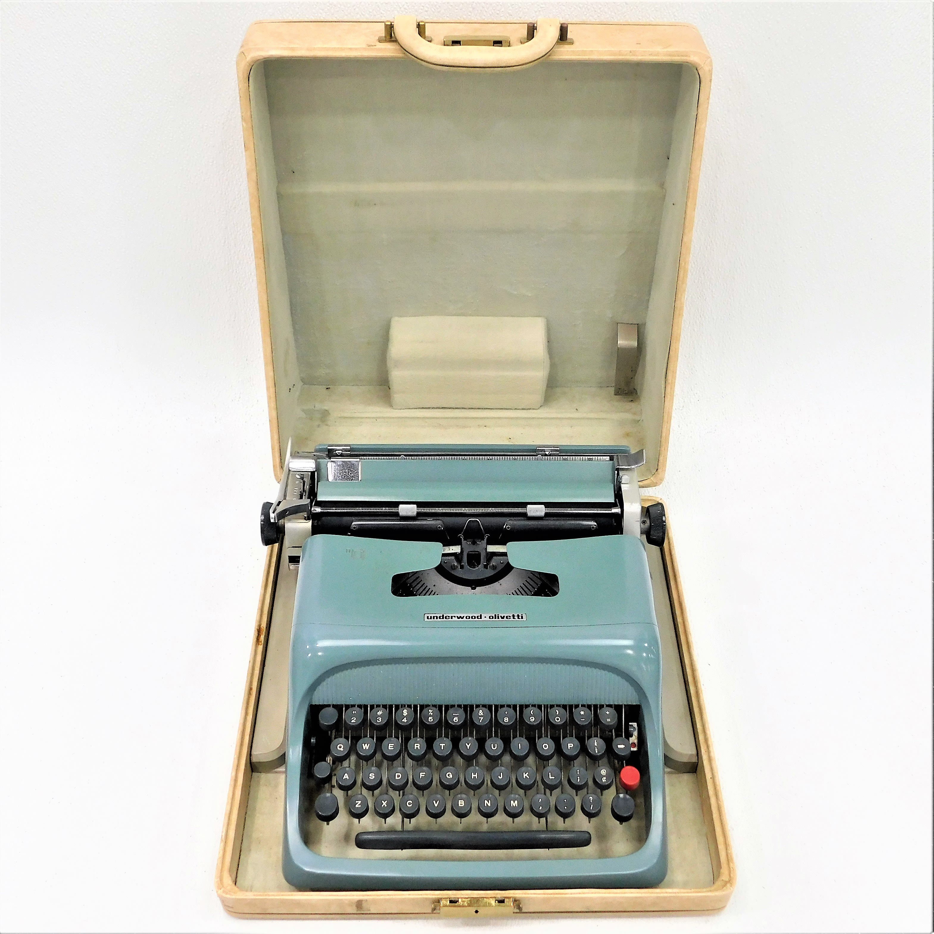 Buy the Vintage Underwood Olivetti Studio 44 Blue Portable 