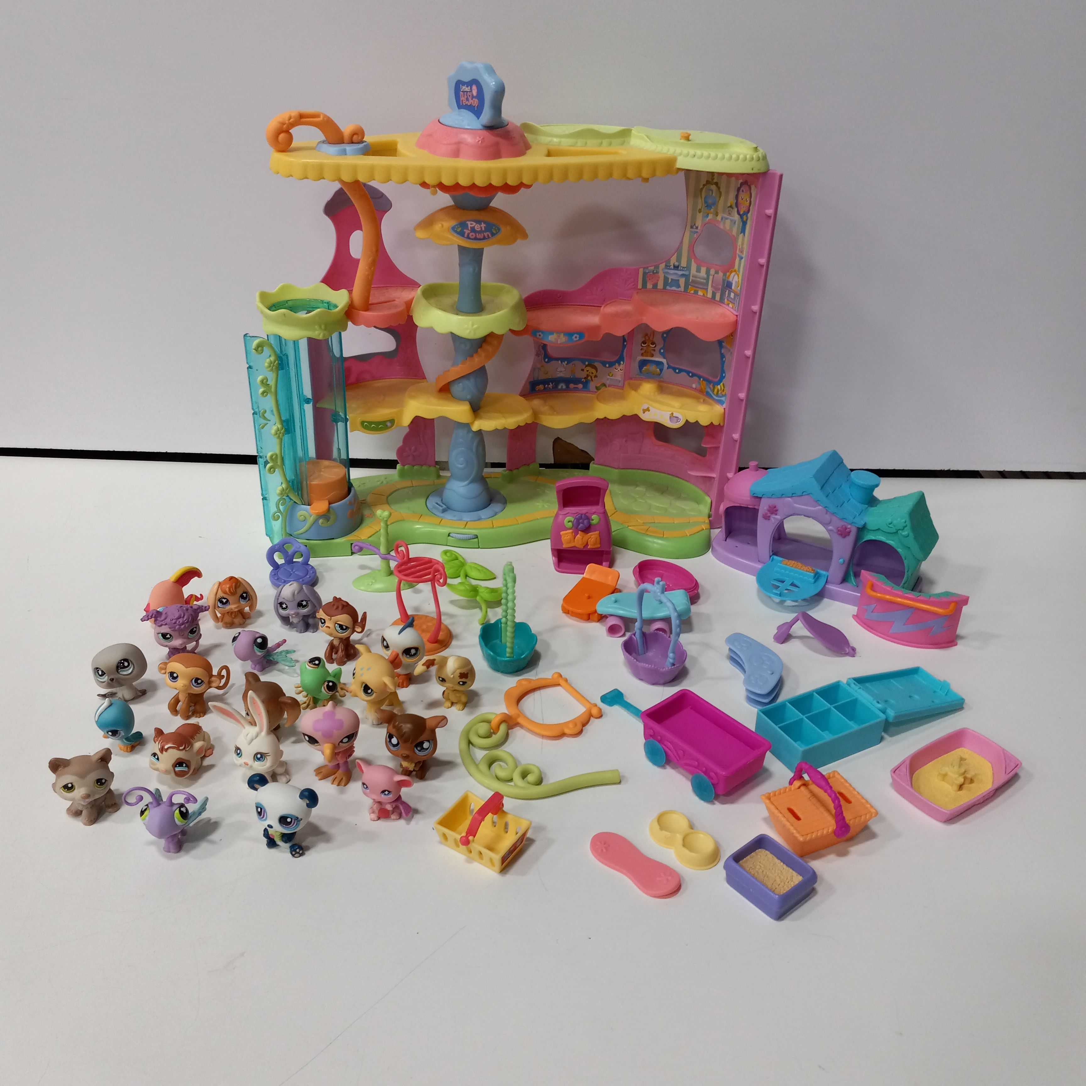 Buy the Large Lot of Littlest Pet Shop Toys | GoodwillFinds